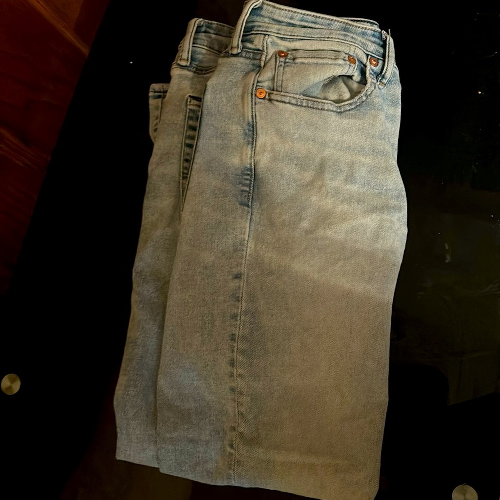 I’m selling these skinny jeans